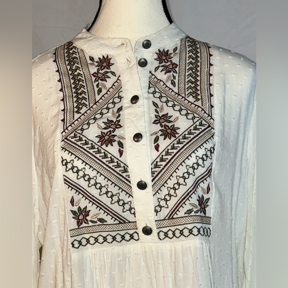 Reba • Embroidered Blouse • 1/2 buttons • 100% rayon Size M - Picture 3 of 6